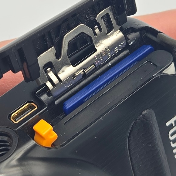 Fujifilm Digital Camera FinePix T310 Black 14MP 10x Optical Zoom + Accessories - Picture 6 of 16